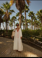 Lade das Bild in den Galerie-Viewer, VESTIDO DE LINO BLANCO SUBIDO CON RIBETE ROJO MANGAS ABULLONADAS, VESTIDO LARGO, FABRICADO EN BARCELONA ESPAÑA. WANNANAS
