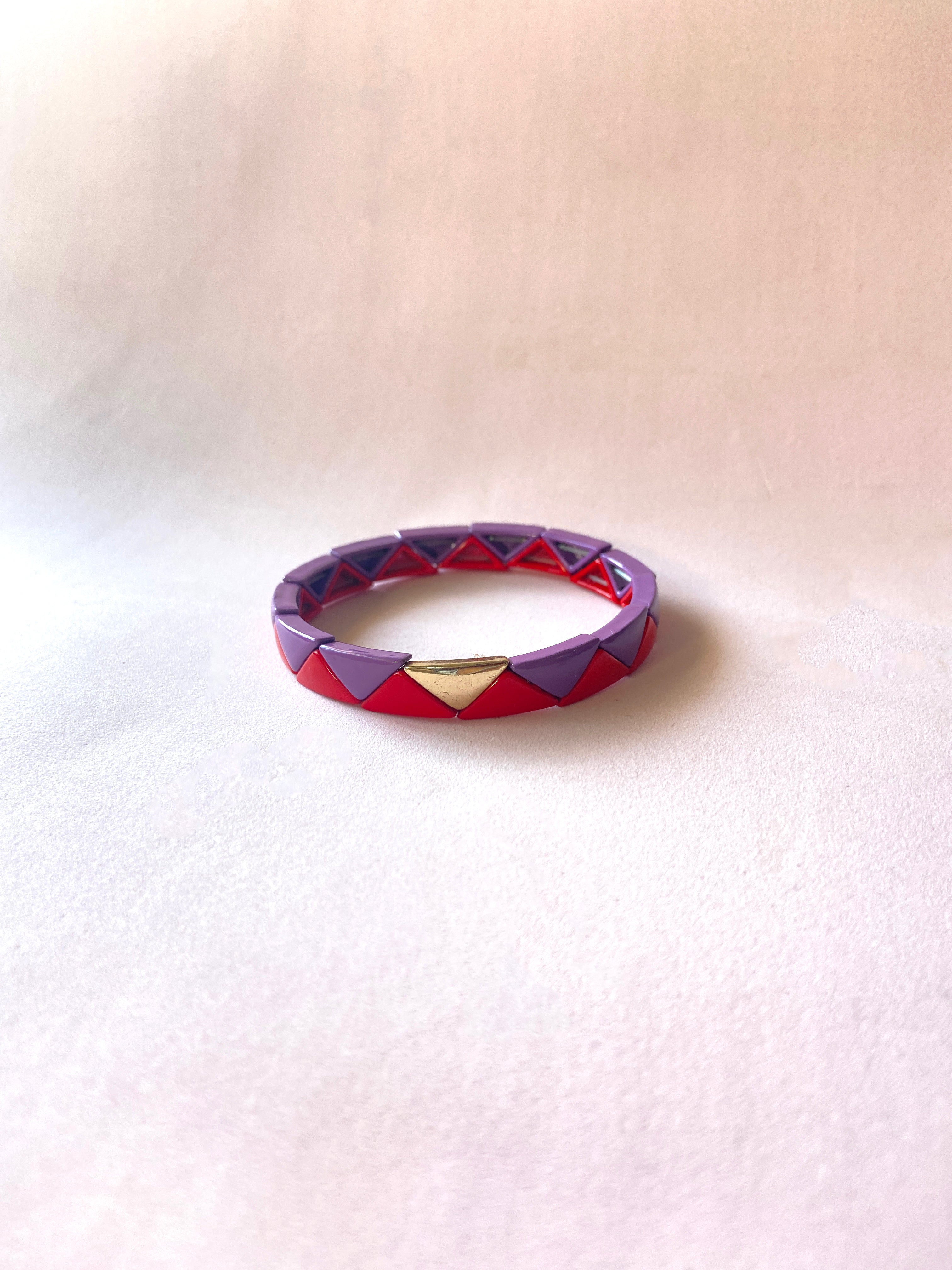 PULSERA TRIÁNGULOS LILA RED