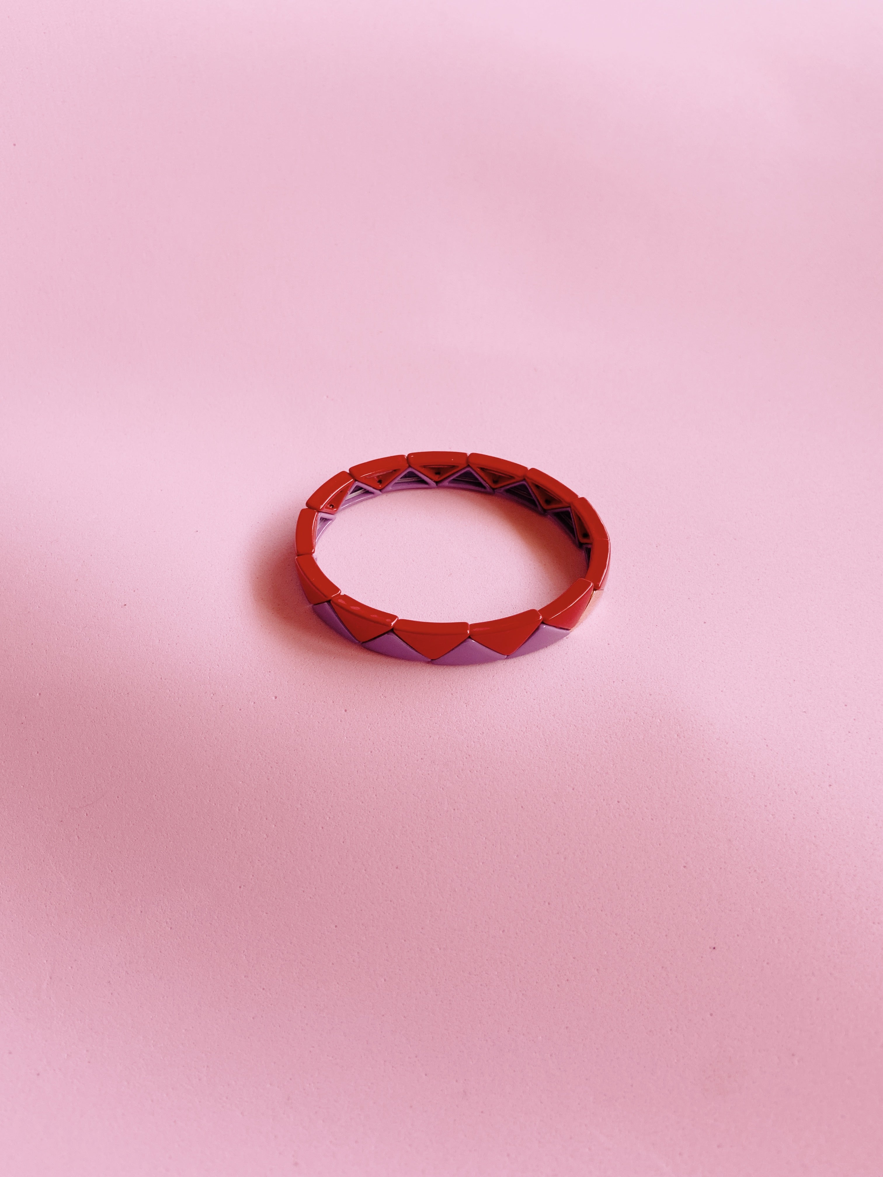 PULSERA TRIÁNGULOS LILA RED